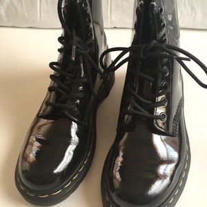 1460 WOMEN'S PATENT LEATHER LACE UP BOOTS